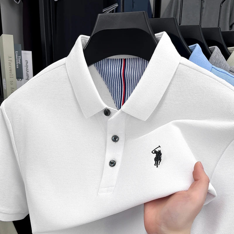 camisa polo branca detalhe logo