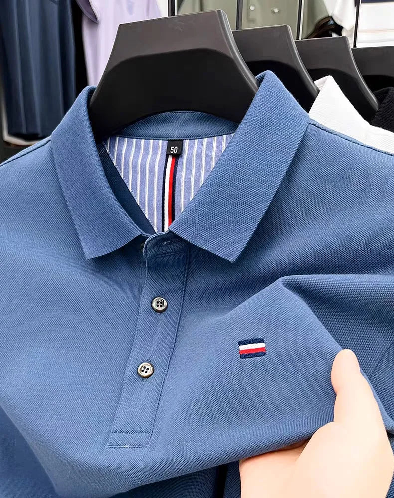 camisa polo masculina azul clara detalhe na logo