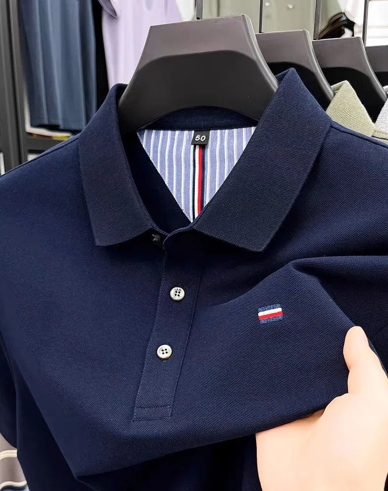 camisa polo masculina azul detalhe na logo