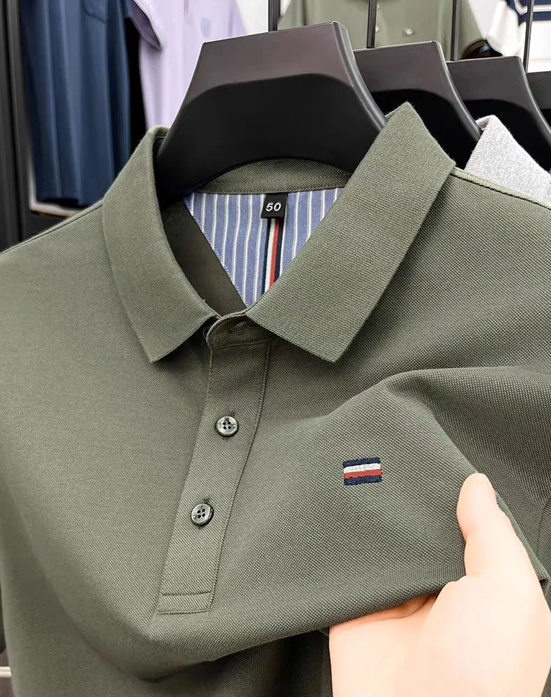 camisa polo masculina detalhe na logo