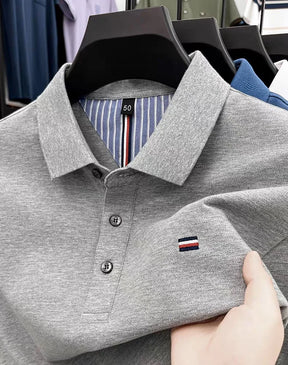 camisa polo masculina cinza detalhe na logo