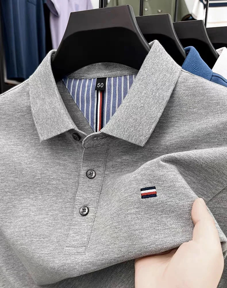 camisa polo masculina cinza detalhe na logo